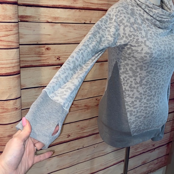 🚫SOLD🚫 VENUS Gray Cheetah Cowl Top w/Thumbholes - Picture 4 of 7